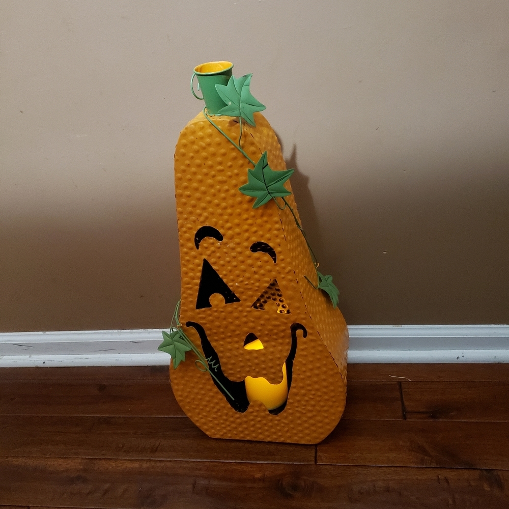 HALLOWEEN PUMPKIN METAL **Jack-O-Lantern** With Pillar (23")